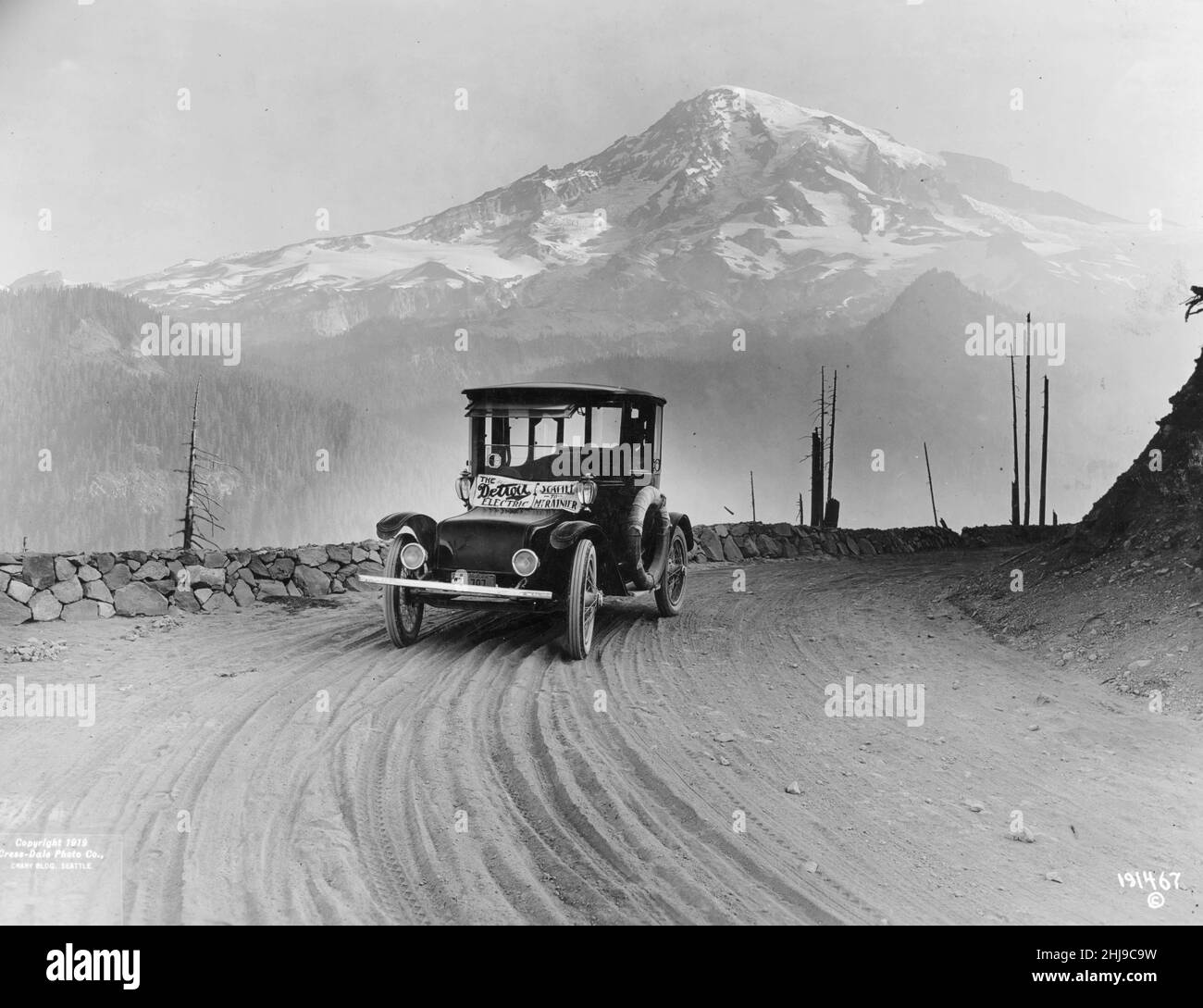 Detroit Electric auto sur une visite promotionnelle à travers les montagnes de Seattle à Mt.Rainier - 1919 Banque D'Images