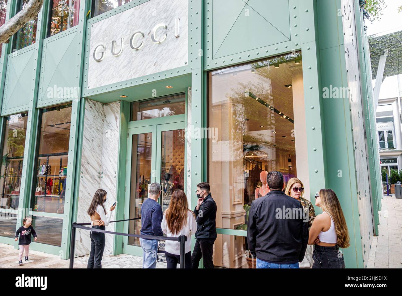 Miami Florida Design District shopping acheteurs Gucci Italian luxe mode ligne designer entrée extérieure magasin portant masque de visage mas Banque D'Images