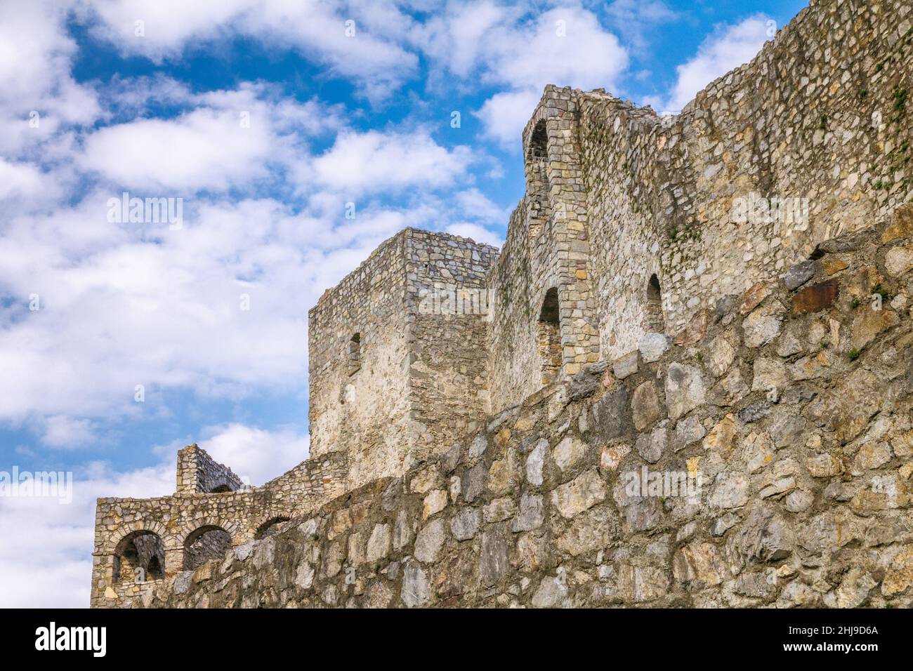 D'immenses murs du château médiéval Strecno à proximité de la ville de Zilina, Slovaquie, Europe. Banque D'Images