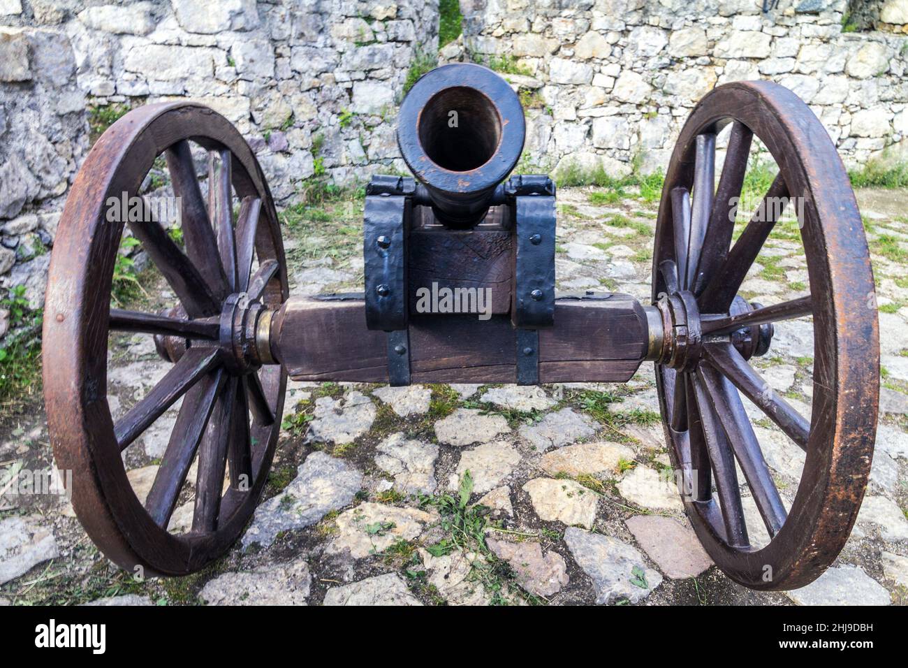 Canon historique pour défendre la forteresse médiévale. Banque D'Images