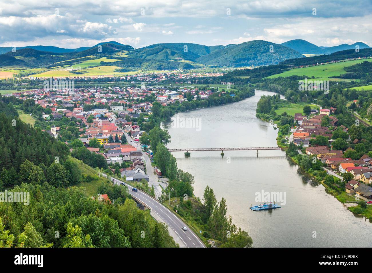 Paysage rural vallonné avec rivière.Vue depuis le château de Strecno à proximité de la ville de Zilina, Slovaquie, Europe. Banque D'Images