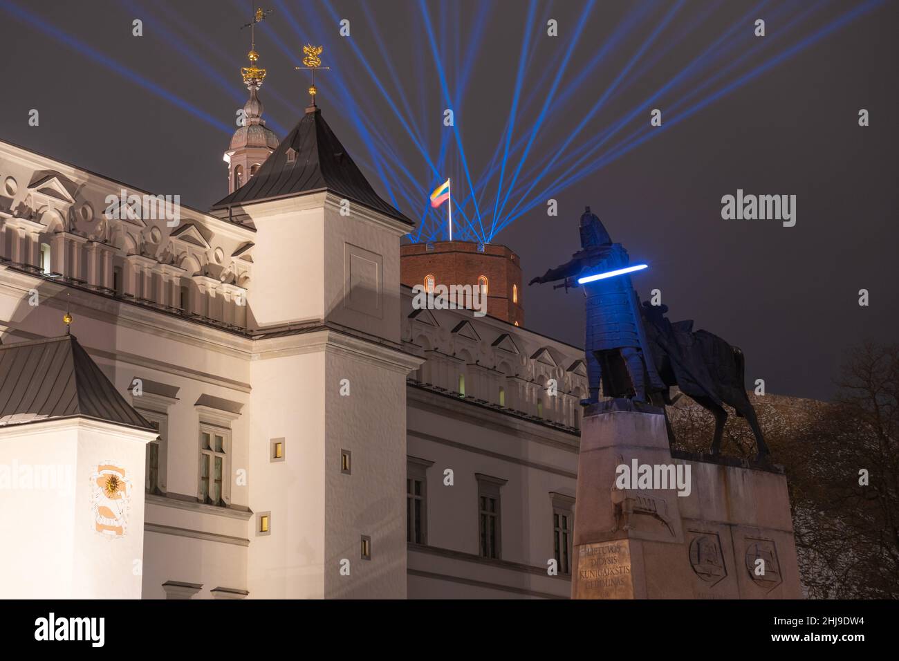 Festival de la lumière de Vilnius.Statue de Gediminas ou combattant de la guerre des étoiles avec épée, sur la place de la cathédrale avec le palais des Grands Ducs de Lituanie Banque D'Images