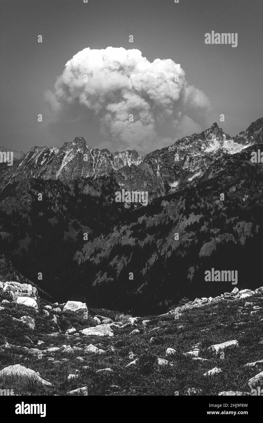 Fumée émergeant des montagnes. Banque D'Images