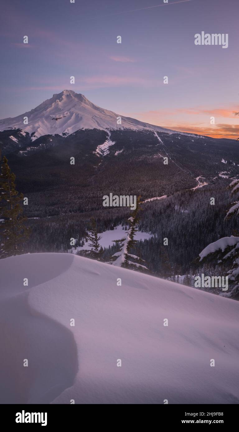 Vue majestueuse du Mont Hood vue d'un coucher de soleil d'hiver prise de la forêt nationale du Mont Hood en Oregon en hiver Banque D'Images