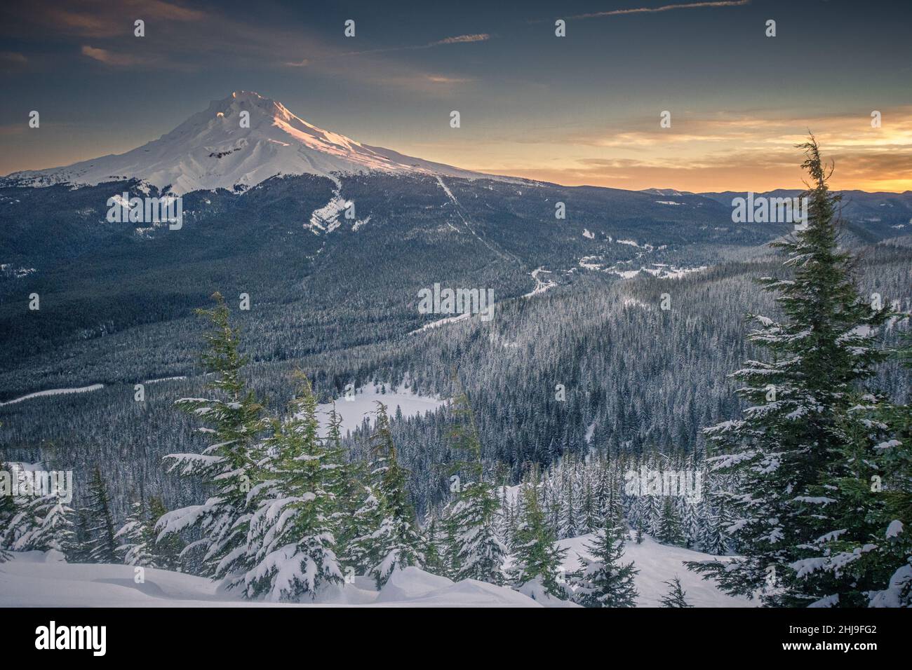 Vue majestueuse du Mont Hood vue d'un coucher de soleil d'hiver prise de la forêt nationale du Mont Hood en Oregon en hiver Banque D'Images