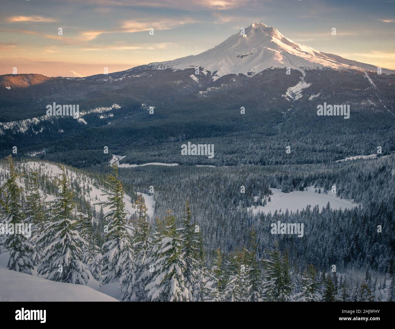 Vue majestueuse du Mont Hood vue d'un coucher de soleil d'hiver prise de la forêt nationale du Mont Hood en Oregon en hiver Banque D'Images