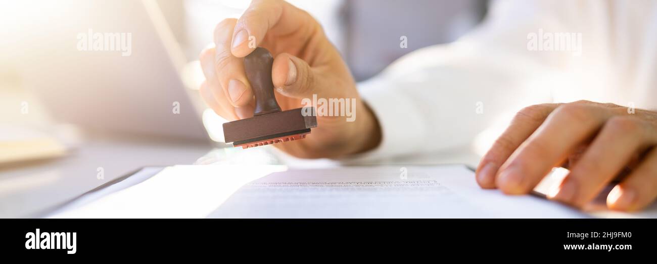 Timbre en caoutchouc approuvé pour les notes. Pression manuelle Banque D'Images