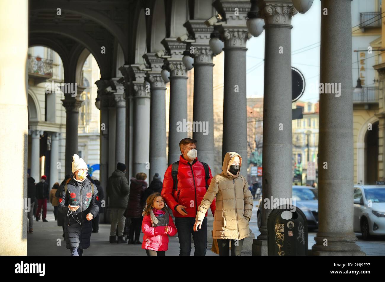 La famille touristique marchant dans un centre-ville portant des masques protecteurs, Turin Italie 7 janvier 2022 Banque D'Images