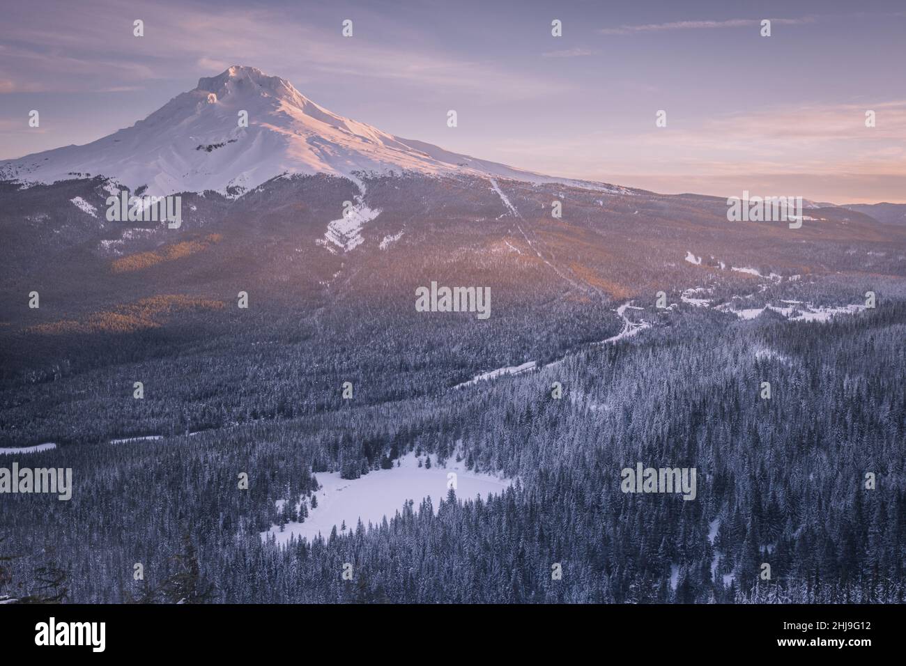 Vue majestueuse du Mont Hood vue d'un coucher de soleil d'hiver prise de la forêt nationale du Mont Hood en Oregon en hiver Banque D'Images
