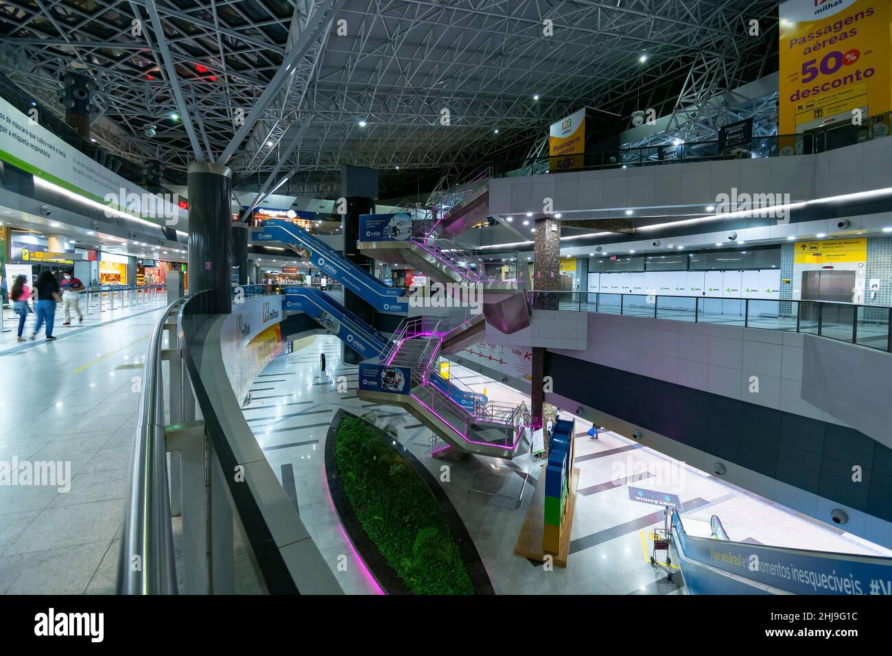Recife, PE, Brésil - 13 octobre 2021 : vue panoramique sur les étages de l'aéroport international de Recife, REC, Guarararapes. Banque D'Images