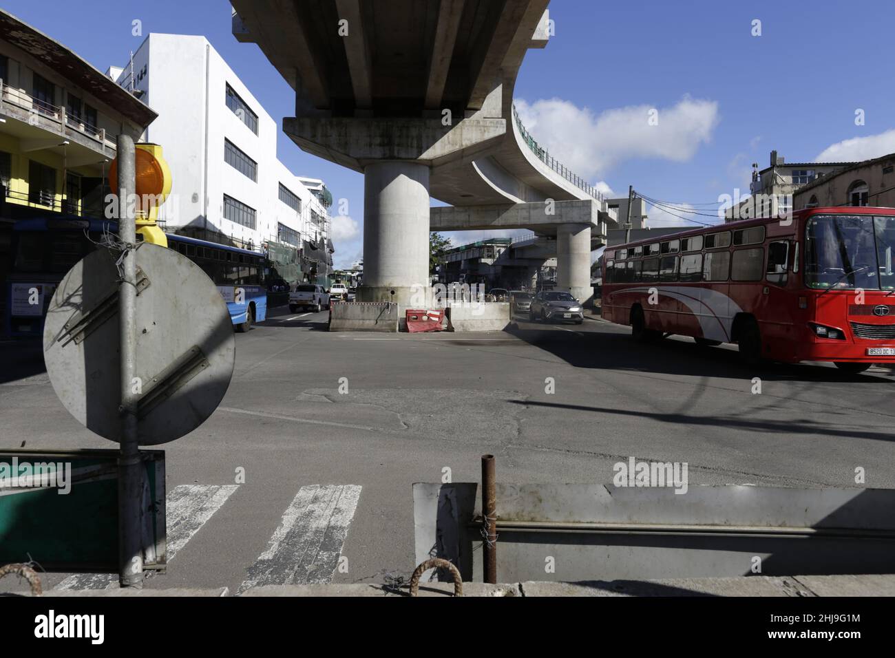 Curepipe – l'avenue Sivananda est fermée (sauf aux résidents) entre la jonction du A10 et du chemin Royal et la jonction de l'avenue Sivananda Banque D'Images