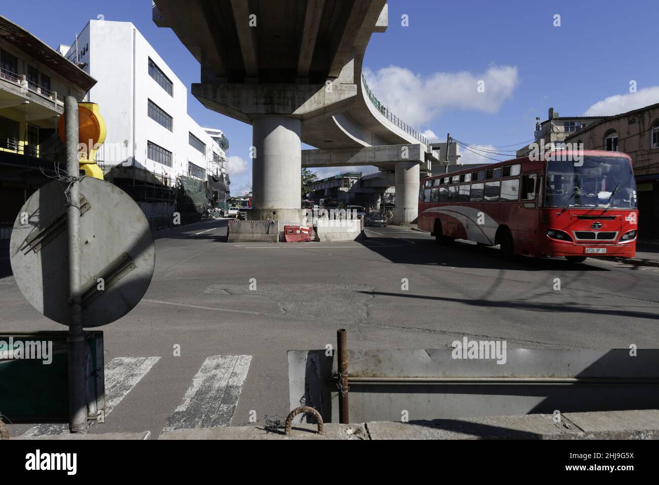 Curepipe – l'avenue Sivananda est fermée (sauf aux résidents) entre la jonction du A10 et du chemin Royal et la jonction de l'avenue Sivananda Banque D'Images