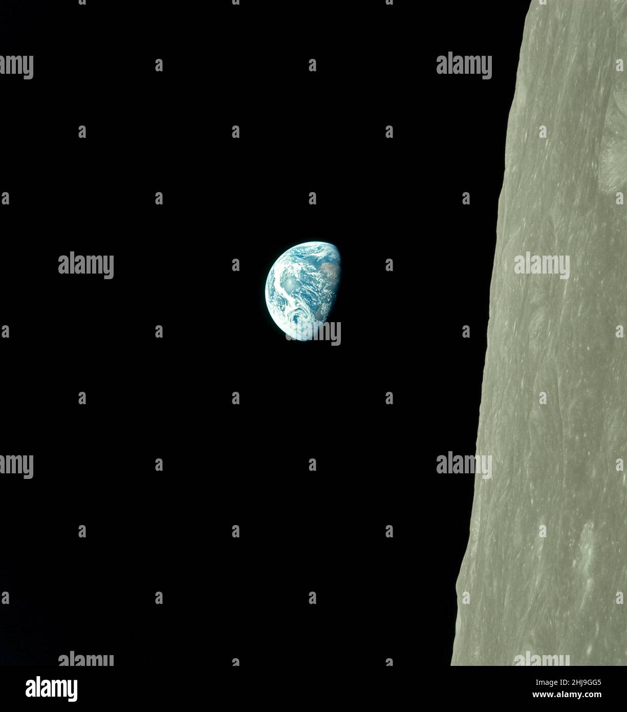 Lever de terre, montré dans son orientation originale. Les astronautes d'Apollo 8 capturent la Terre s'élevant au-dessus de la Lune depuis le vaisseau spatial Apollo 8 montrant le terminateur du coucher du soleil traversant l'Afrique. Photographie prise le 24 décembre 1968. Banque D'Images