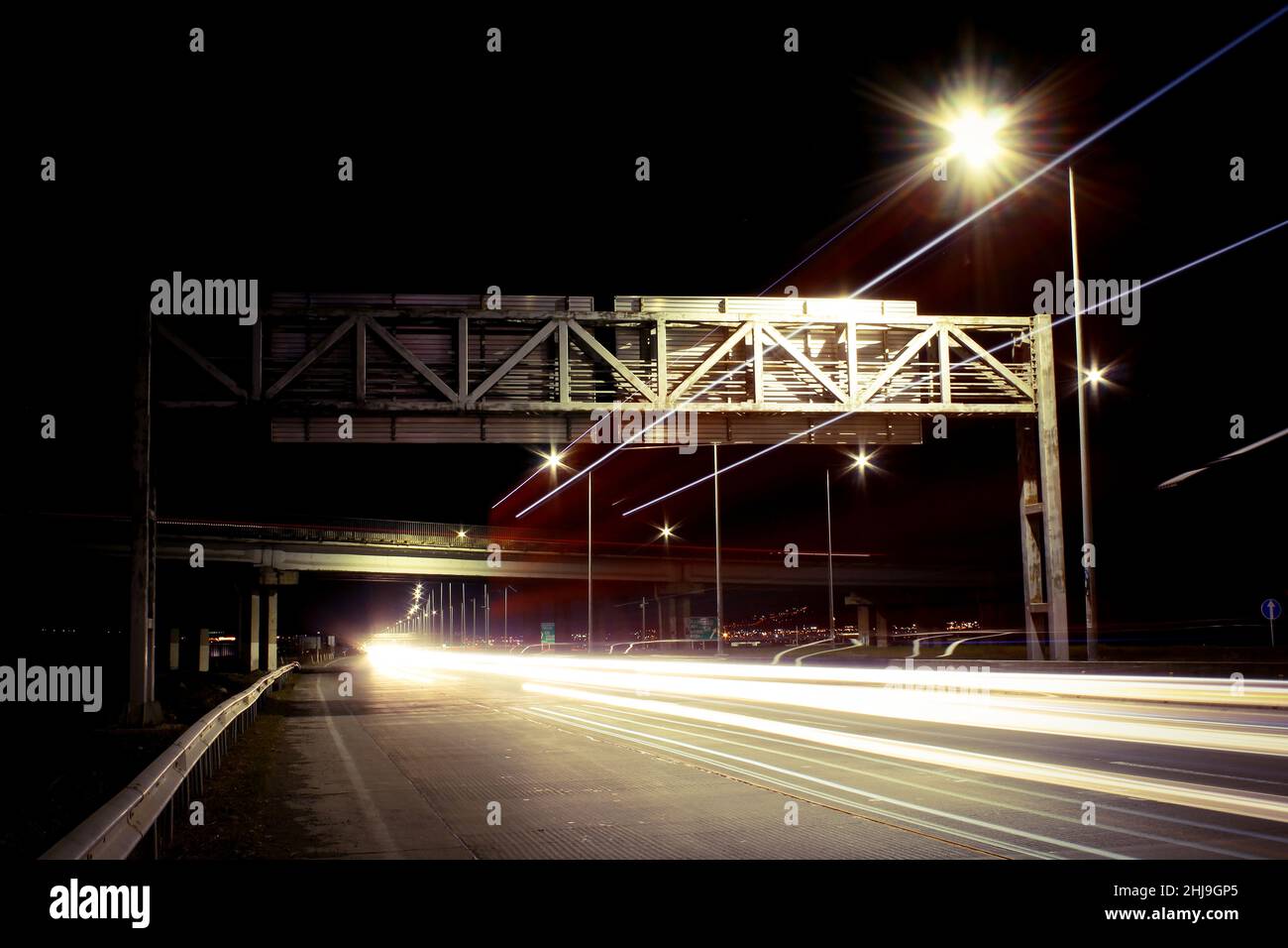 Scène nocturne avec pistes de feux de circulation.Vue sur l'autoroute la nuit. Banque D'Images