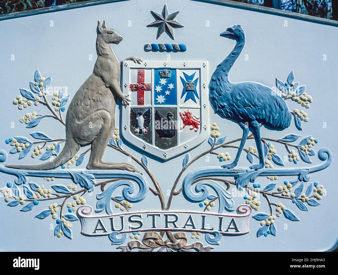 Il s'agit des armoiries australiennes situées à l'extérieur de l'un des bâtiments gouvernementaux de Canberra, la capitale australienne et le centre administratif du gouvernement comme il l'était en 1982.Le bouclier comprend les six États d'Australie et la faune endémique du Kangaroo et de l'UEM Banque D'Images