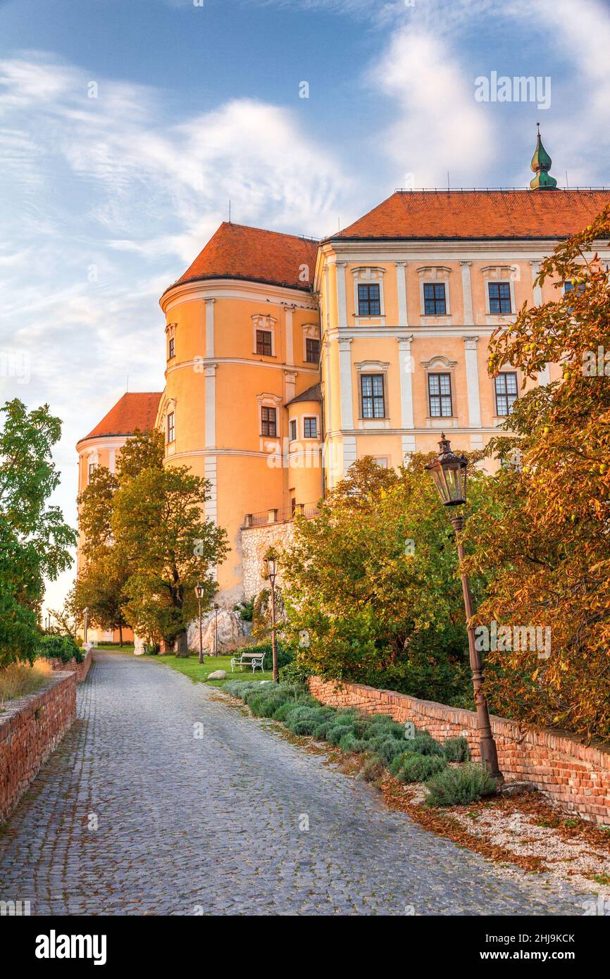 Château de Mikulov en Moravie du Sud au coucher du soleil, République tchèque, Europe. Banque D'Images