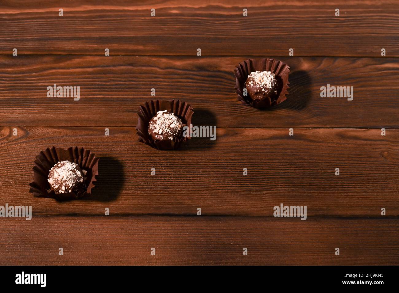 chocolats faits maison sur des planches en bois texturées.Dessert sain. Banque D'Images