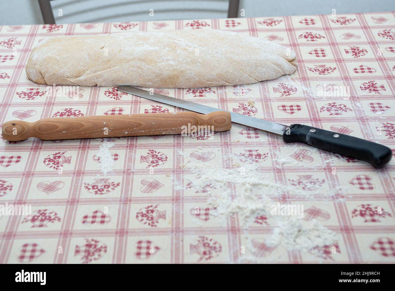 pâte à pizza avec broche à farine et couteau Banque D'Images