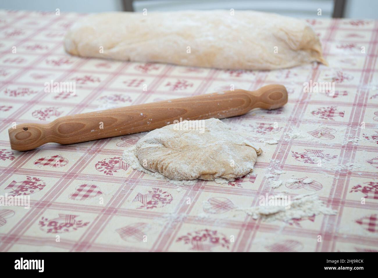 pâte à pizza avec broche à farine et couteau Banque D'Images