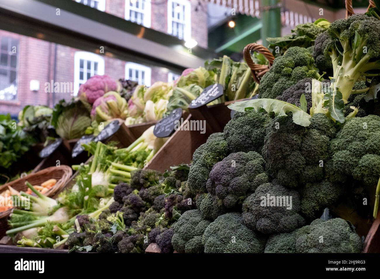 Marché au marché de Borough Market à Southwark, à l'est LondonStalks de têtes de brocoli fraîches et vertes au premier plan. Banque D'Images