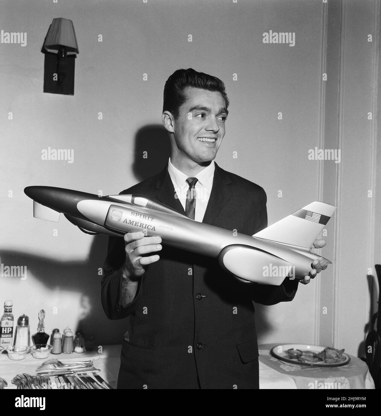 Craig Breedlove est un pilote de voiture de course professionnel américain et cinq fois détenteur du record de vitesse terrestre mondial.Il a été la première personne de l'histoire à atteindre 500 mph, et 600 mph, en utilisant plusieurs véhicules turbojet, tous nommés Spirit of America.(image) Craig Breedlove l'homme le plus rapide sur terre avec un modèle de sa voiture Spirit of America.24th octobre 1963 Banque D'Images