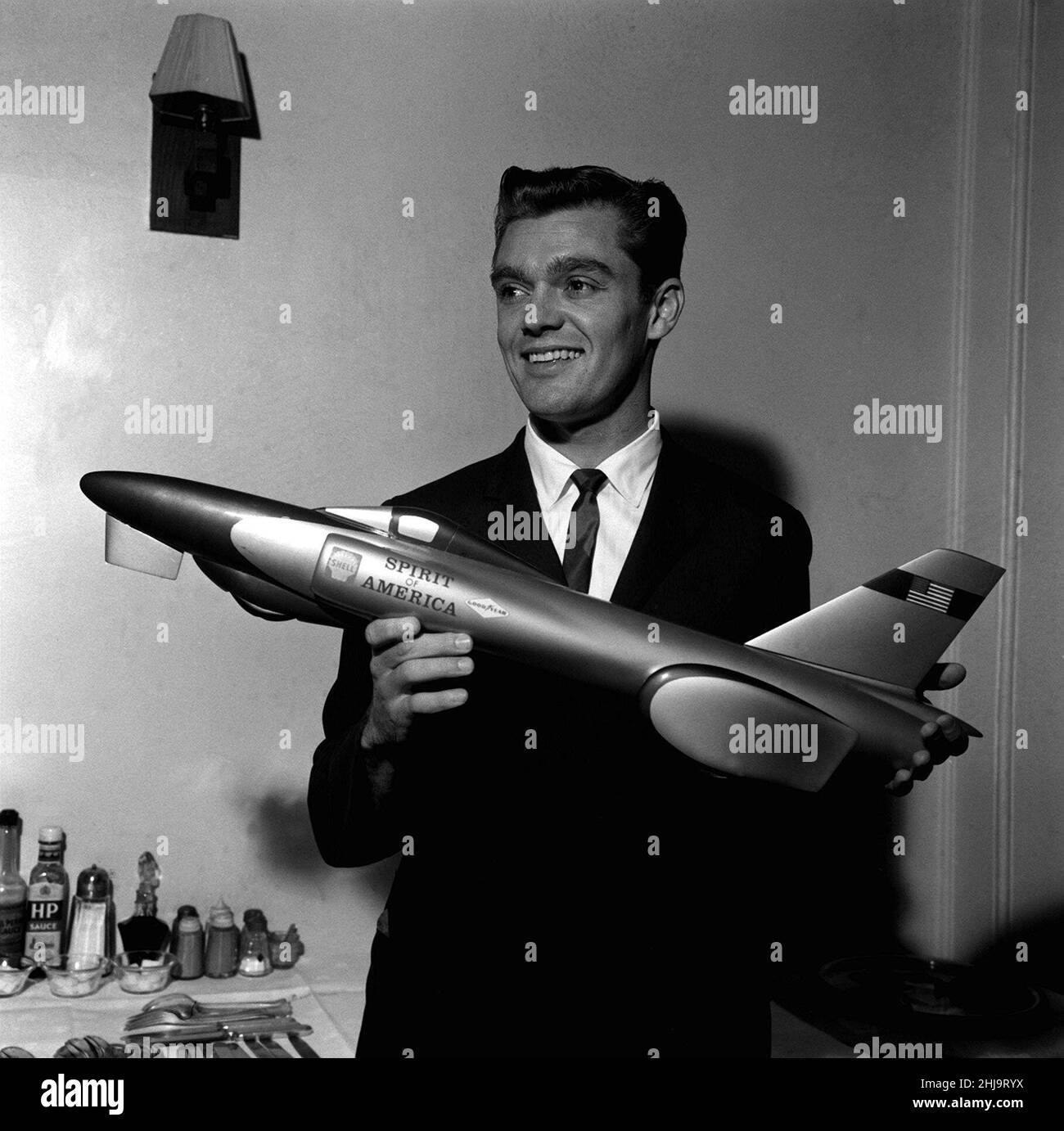 Craig Breedlove est un pilote de voiture de course professionnel américain et cinq fois détenteur du record de vitesse terrestre mondial.Il a été la première personne de l'histoire à atteindre 500 mph, et 600 mph, en utilisant plusieurs véhicules turbopropulseurs, tous nommés Spirit of America.(Photo) Craig Breedlove l'homme le plus rapide sur terre avec un modèle de sa voiture Spirit of America.24th octobre 1963 Banque D'Images