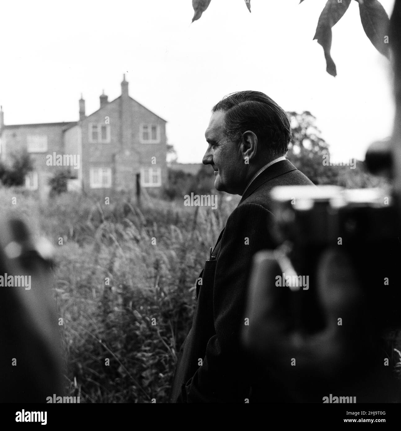 Leatherslade Farm, entre Oakley et Brill dans Buckinghamshire, refuge utilisé par les gangs, à 27 miles de la scène du crime, mardi 13th août 1963.Notre photo montre ...Le détective Surintendant Gerald McArthur d'Écosse Yard à la ferme éloignée utilisé comme refuge par gang dans les suites immédiates d'un vol.Le grand vol de train de 1963 a été le vol de 2,6 millions de livres d'un train de Royal Mail allant de Glasgow à Londres sur la ligne principale de la côte ouest dans les premières heures du 8th août 1963, au pont de chemin de fer de Bridego, à Ledburn, près de Mentmore dans Buckinghamshire, en Angleterre. Banque D'Images