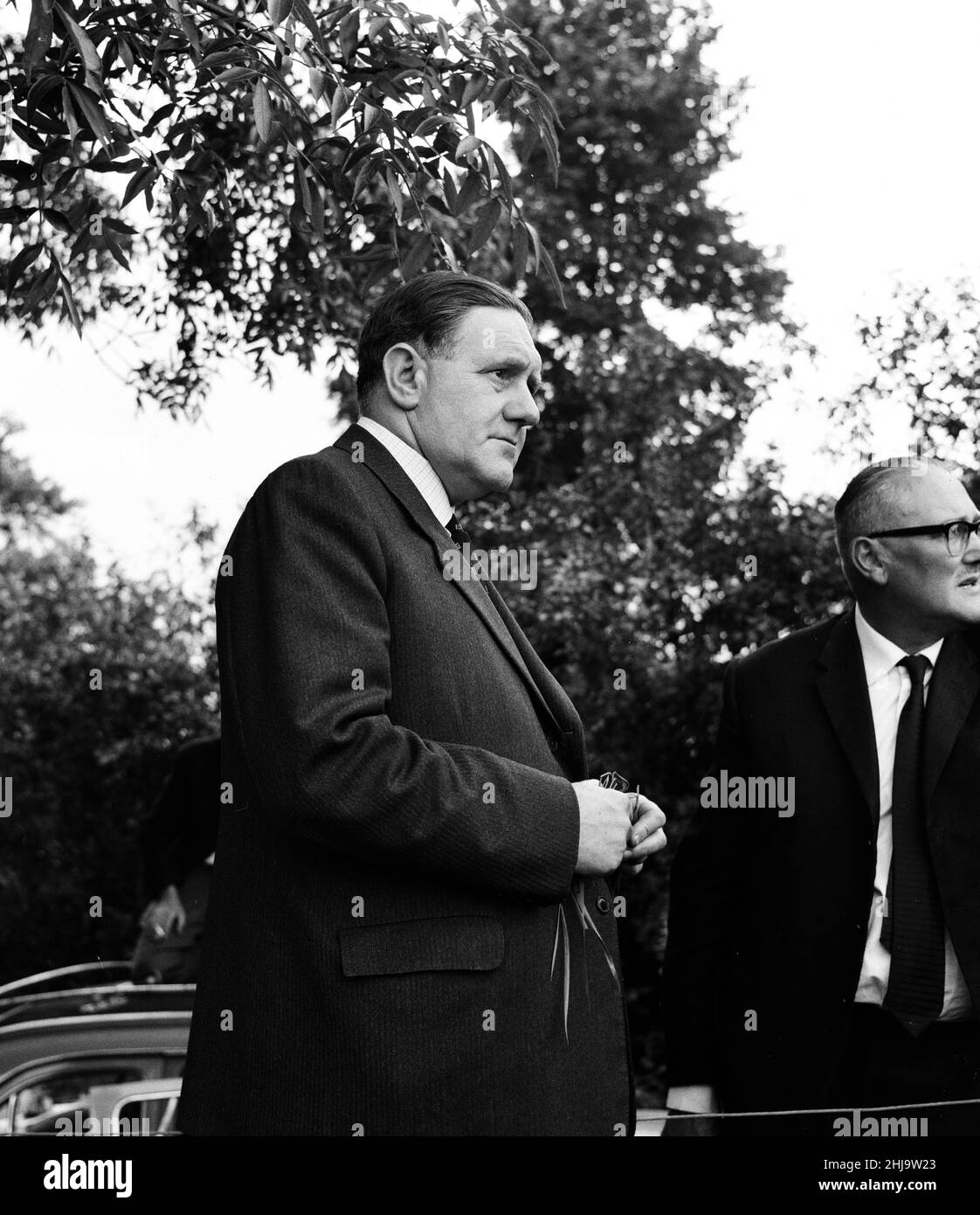 Leatherslade Farm, entre Oakley et Brill dans Buckinghamshire, refuge utilisé par les gangs, à 27 miles de la scène du crime, mardi 13th août 1963.Notre photo montre ...Le détective Surintendant Gerald McArthur d'Écosse Yard à la ferme éloignée utilisé comme refuge par gang dans les suites immédiates d'un vol.Le grand vol de train de 1963 a été le vol de 2,6 millions de livres d'un train de Royal Mail allant de Glasgow à Londres sur la ligne principale de la côte ouest dans les premières heures du 8th août 1963, au pont de chemin de fer de Bridego, à Ledburn, près de Mentmore dans Buckinghamshire, en Angleterre. Banque D'Images