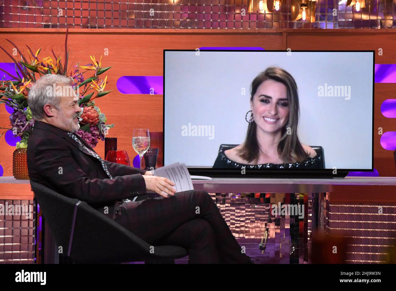 UTILISATION ÉDITORIALE SEULEMENT Penelope Cruz est interviewé à distance par l'hôte Graham Norton pendant le tournage du Graham Norton Show au BBC Studioworks 6 Television Center, Wood Lane, Londres, devant être diffusé sur BBC One vendredi soir. Banque D'Images