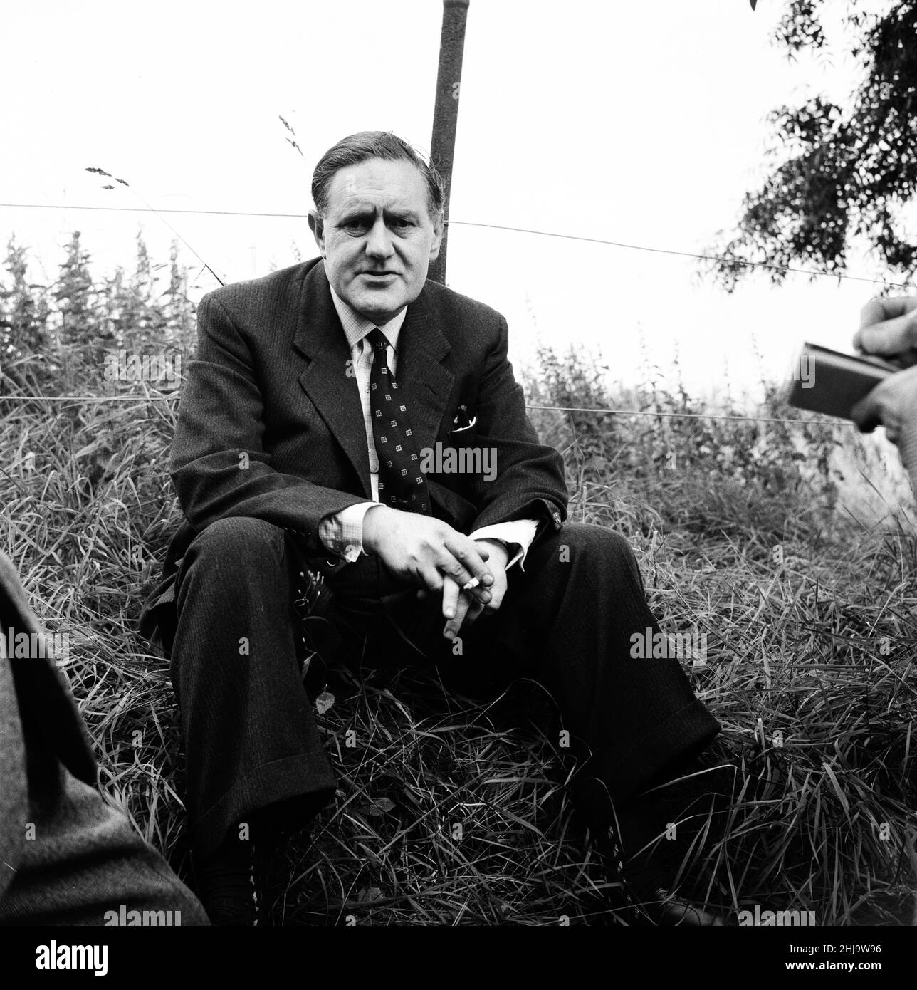 Leatherslade Farm, entre Oakley et Brill dans Buckinghamshire, refuge utilisé par les gangs, à 27 miles de la scène du crime, mardi 13th août 1963.Notre photo montre ...Le détective Surintendant Gerald McArthur d'Écosse Yard à la ferme éloignée utilisé comme refuge par gang dans les suites immédiates d'un vol.Le grand vol de train de 1963 a été le vol de 2,6 millions de livres d'un train de Royal Mail allant de Glasgow à Londres sur la ligne principale de la côte ouest dans les premières heures du 8th août 1963, au pont de chemin de fer de Bridego, à Ledburn, près de Mentmore dans Buckinghamshire, en Angleterre. Banque D'Images