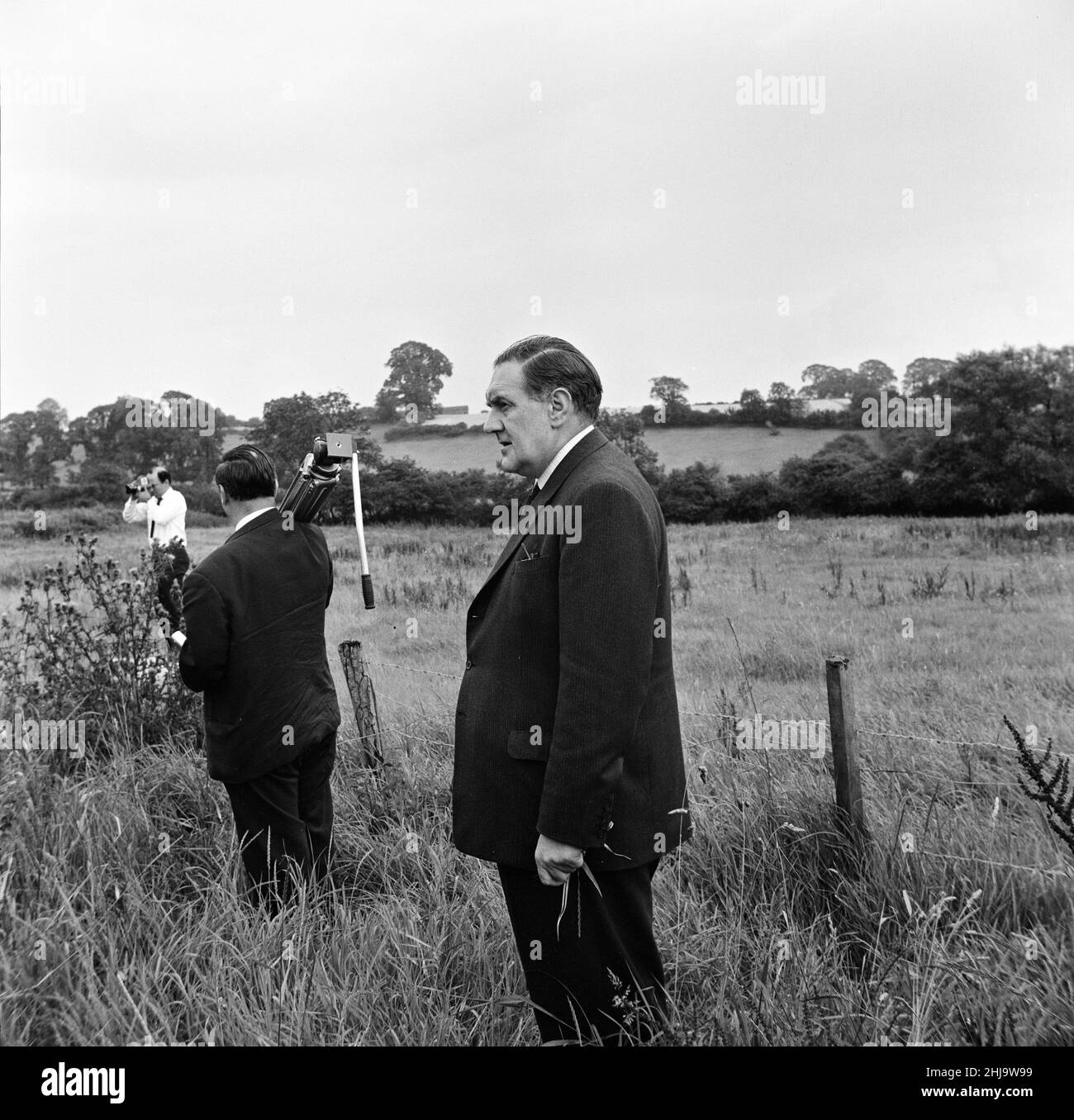 Leatherslade Farm, entre Oakley et Brill dans Buckinghamshire, refuge utilisé par les gangs, à 27 miles de la scène du crime, mardi 13th août 1963.Notre photo montre ...Le détective Surintendant Gerald McArthur d'Écosse Yard à la ferme éloignée utilisé comme refuge par gang dans les suites immédiates d'un vol.Le grand vol de train de 1963 a été le vol de 2,6 millions de livres d'un train de Royal Mail allant de Glasgow à Londres sur la ligne principale de la côte ouest dans les premières heures du 8th août 1963, au pont de chemin de fer de Bridego, à Ledburn, près de Mentmore dans Buckinghamshire, en Angleterre. Banque D'Images