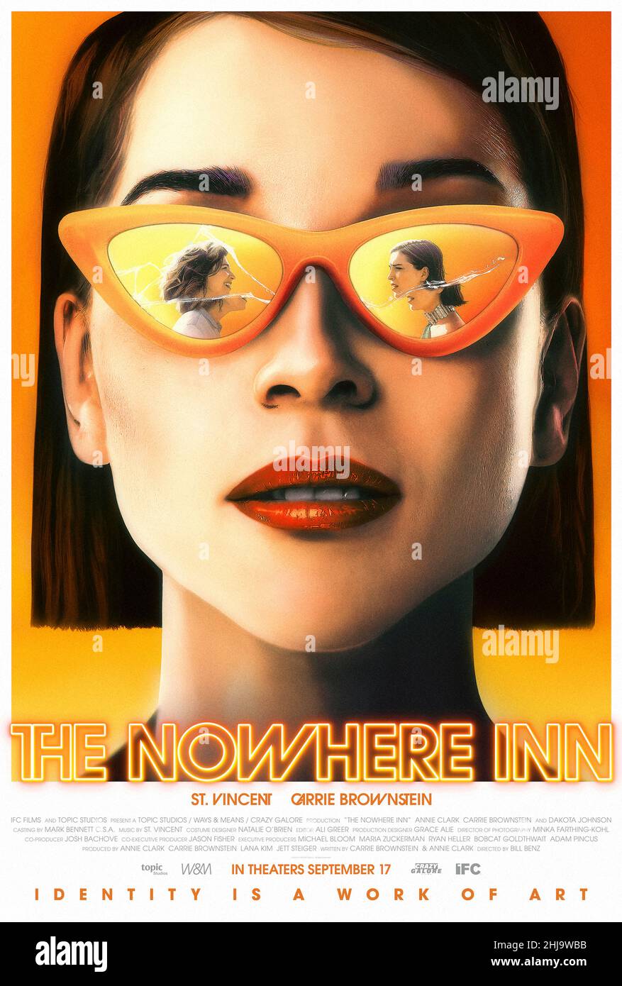 The Nowhere Inn (2020) dirigé par Bill Benz et avec Annie Clark, St Vincent et Ezra Buzzington.Saint Vincent veut faire un documentaire sur sa musique, mais quand elle embauche un ami proche à diriger, les notions de réalité, d'identité et d'authenticité deviennent de plus en plus déformées et bizarres. Banque D'Images