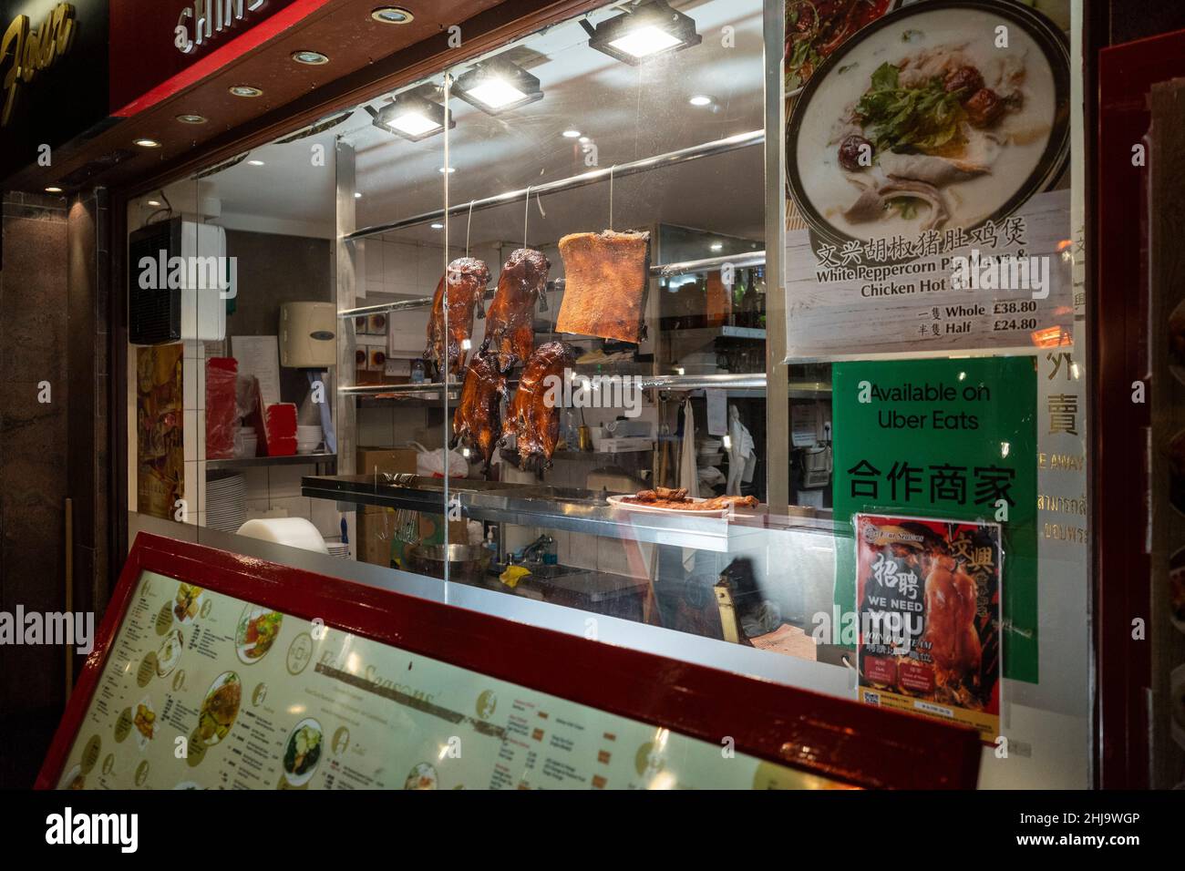 Londres, Royaume-Uni.27 janvier 2022.Des viandes grillées sont suspendues dans la fenêtre du populaire restaurant four Seasons la nuit dans Chinatown avant le nouvel an chinois.L'année du tigre commence officiellement le 1 février.Les festivités dans le quartier chinois sont réduites cette année en raison de la pandémie, mais les restaurants espèrent que les affaires reprèteront maintenant que les restrictions Omicron du Plan B ont été assouplies par le gouvernement britannique.Credit: Stephen Chung / Alamy Live News Banque D'Images