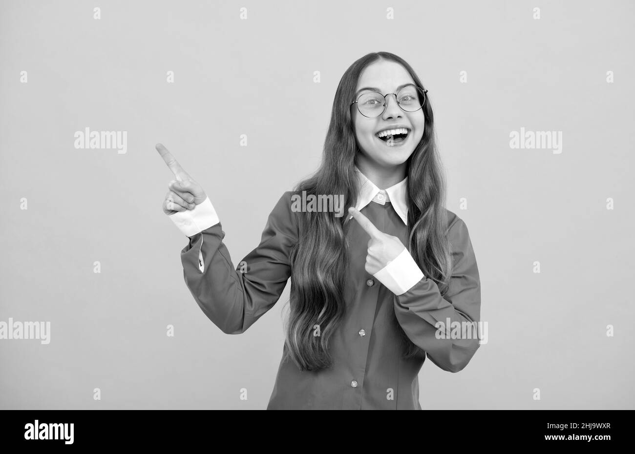 Pour une meilleure éducation de votre enfant. Bonne fille pointe doigts. Publicité scolaire. Nom de votre école Banque D'Images