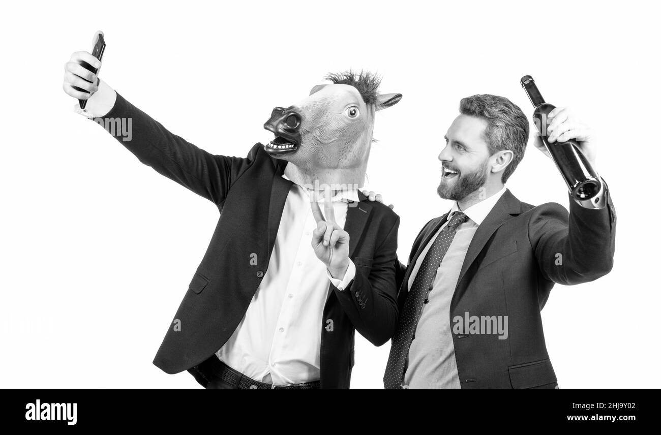 Des hommes professionnels heureux diffusent des vidéos de selfie via téléphone mobile à partir d'une fête d'entreprise, en streaming Banque D'Images