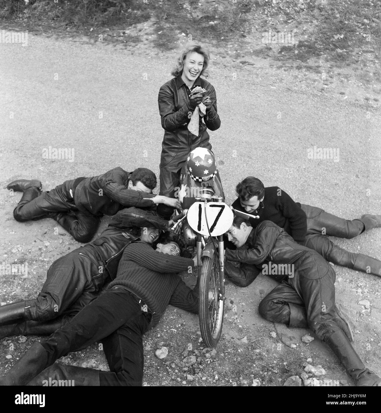 Beryl Swain, pilote de moto de Londres, elle sera en compétition cette année dans la classe ultra-légère de l'Isle of Man TT 50cc, photographiée sur le circuit de course de Brooklands à Surrey, en Angleterre, prenant part à la première course qui aura lieu sur le circuit depuis sa fermeture (1939), le dimanche 15th avril 1962. Banque D'Images
