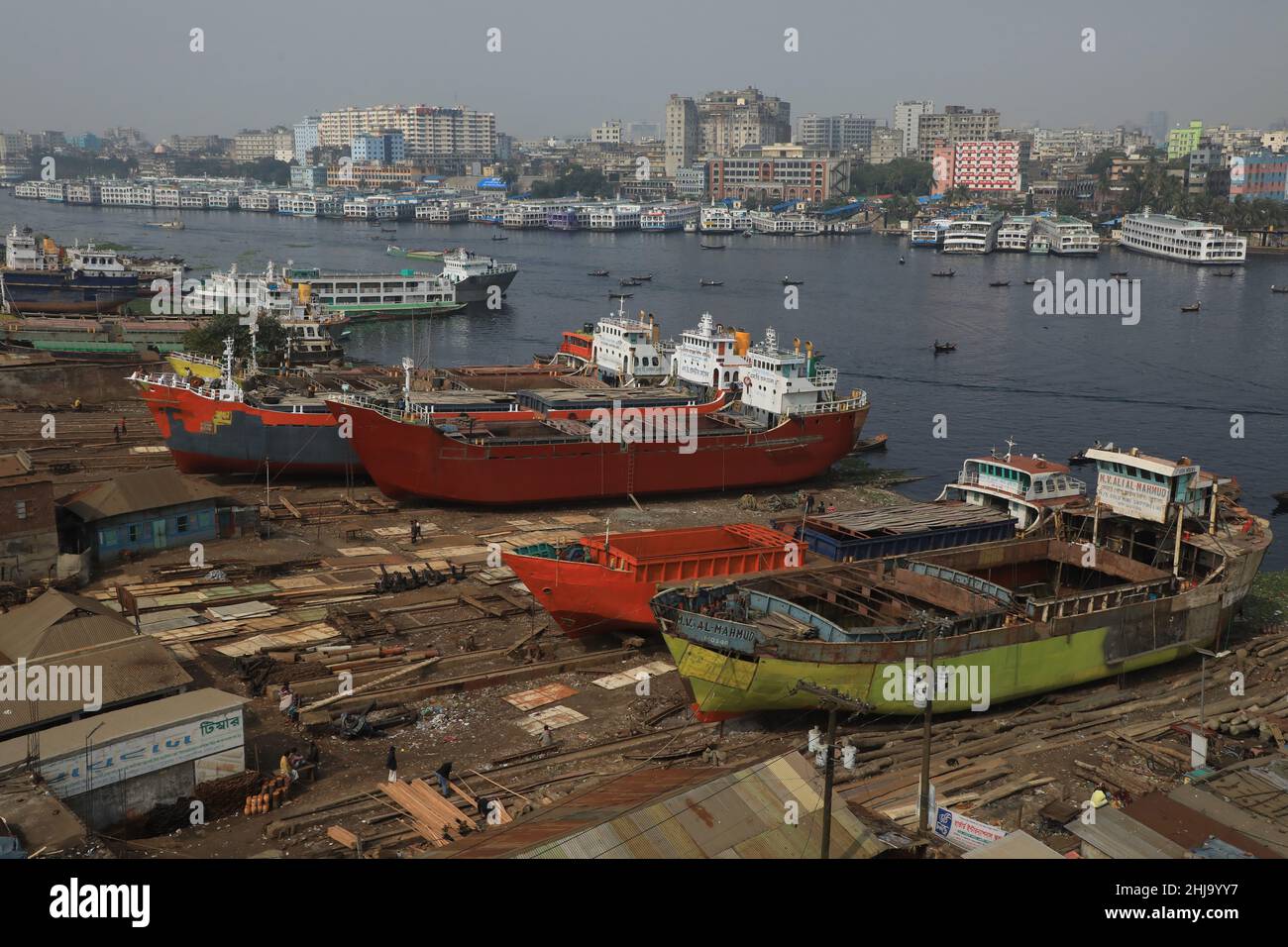 Dhaka, Bangladesh.27th janvier 2022.Vue générale d'un chantier naval sur les rives du fleuve Buriganga.l'industrie de la construction navale au Bangladesh se répand rapidement là où les travailleurs de tous âges travaillent ensemble.Les conditions de travail ne sont pas adaptées à quiconque car elles sont chaudes et souvent très dangereuses, et les travailleurs n'utilisent pas de protections de sécurité, ce qui entraîne souvent des accidents.(Image de crédit : © MD Manik/SOPA Images via ZUMA Press Wire) Banque D'Images