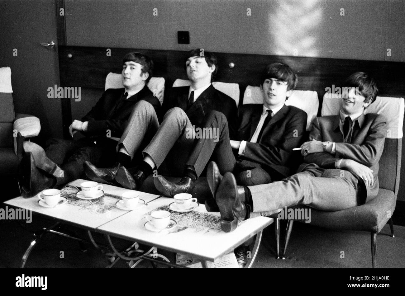 Les Beatles se détendent pendant les répétitions au Prince of Wales Theatre de Londres pour le Royal Variety Command Performance qui doit avoir lieu plus tard le même jour, le 4th novembre 1963.**Veuillez noter - il s'agit d'une RÉPÉTITION prise plus tôt dans la journée, le même jour avant l'événement*** photo prise le 4th novembre 1963 Banque D'Images