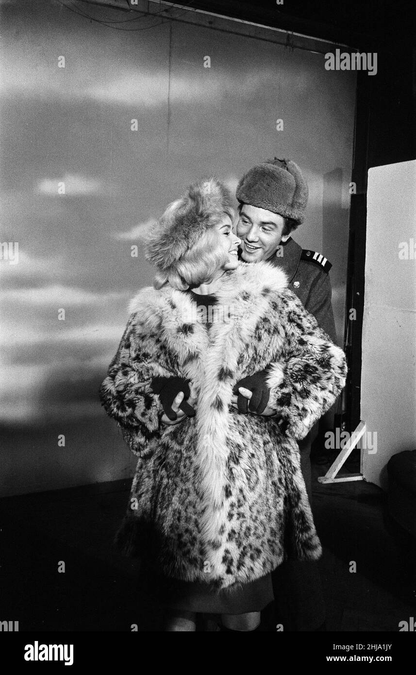 Albert Finney et Senta Berger sur le set des vainqueurs aux studios Shepperton.Albert Finney fait don de son salaire à l'orphelinat des acteurs.Dans le film il joue le rôle d'un soldat russe à Berlin et va apprendre le russe.7th janvier 1963. Banque D'Images