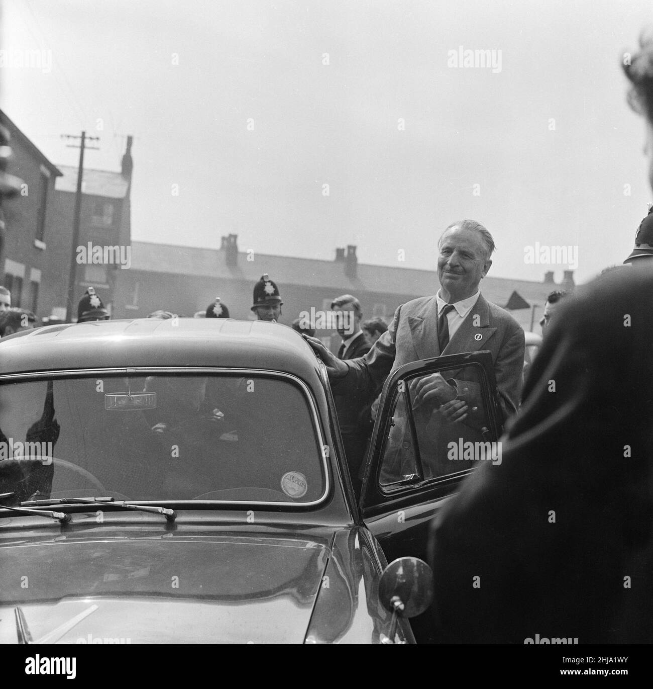Sir Oswald Mosley se rend à Manchester pour participer à une marche organisée par son Union britannique des partisans des fascistes, dimanche 29th juillet 1962.Quand les quatre-vingt marcheurs se sont rassemblés, une foule en colère les a précipités et Mosley a disparu dans une vague de poings et de bottes volants et ses bannières de groupe ont été déchirées pour les tatouer.La police a brisé la foule des combats et a secouru Mosley, 65 ans, mais la marche s'est rapidement transformée en une émeute causant un mile de terreur avec des combats qui éclatent à quelques mètres.De nombreux marcheurs sont tombés avec des visages qui se saignent et des vêtements déchirés.Les autres ont été pillés avec des pierres, des pièces de monnaie, des choux, des tomates A. Banque D'Images Sir Oswald Mosley se rend à Manchester pour participer à une marche organisée par son Union britannique des partisans des fascistes, dimanche 29th juillet 1962.Quand les quatre-vingt marcheurs se sont rassemblés, une foule en colère les a précipités et Mosley a disparu dans une vague de poings et de bottes volants et ses bannières de groupe ont été déchirées pour les tatouer.La police a brisé la foule des combats et a secouru Mosley, 65 ans, mais la marche s'est rapidement transformée en une émeute causant un mile de terreur avec des combats qui éclatent à quelques mètres.De nombreux marcheurs sont tombés avec des visages qui se saignent et des vêtements déchirés.Les autres ont été pillés avec des pierres, des pièces de monnaie, des choux, des tomates A. Banque D'Images