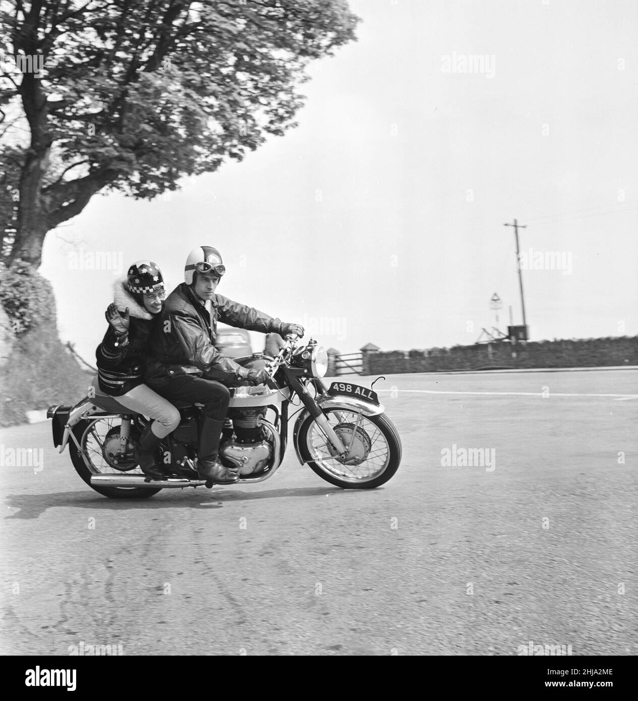 Beryl Swain, pilote de moto sur route et première femme à participer en solo à une course sur route TT sur le parcours de l'île de Man, elle a participé à la classe Ultra-Lightweight 50cc, photographiée comme passager de pilolion couvrant le parcours, mardi 29th mai 1962. Banque D'Images