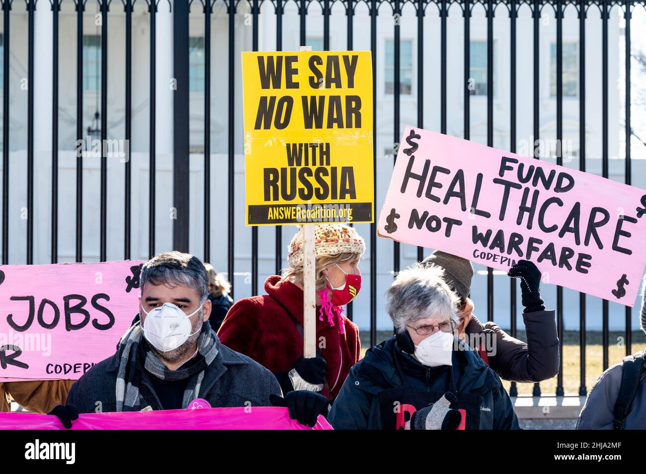 Les manifestants ont un écriteau disant « nous ne disons pas de guerre avec la Russie » et « financer les soins de santé, pas la guerre » lors d'un rassemblement contre la guerre avec la Russie sponsorisé par plusieurs groupes dont CODEPINK: Women for Peace, Black Alliance for Peace, ANSWER et Maryland Peace action à la Maison Blanche. Banque D'Images