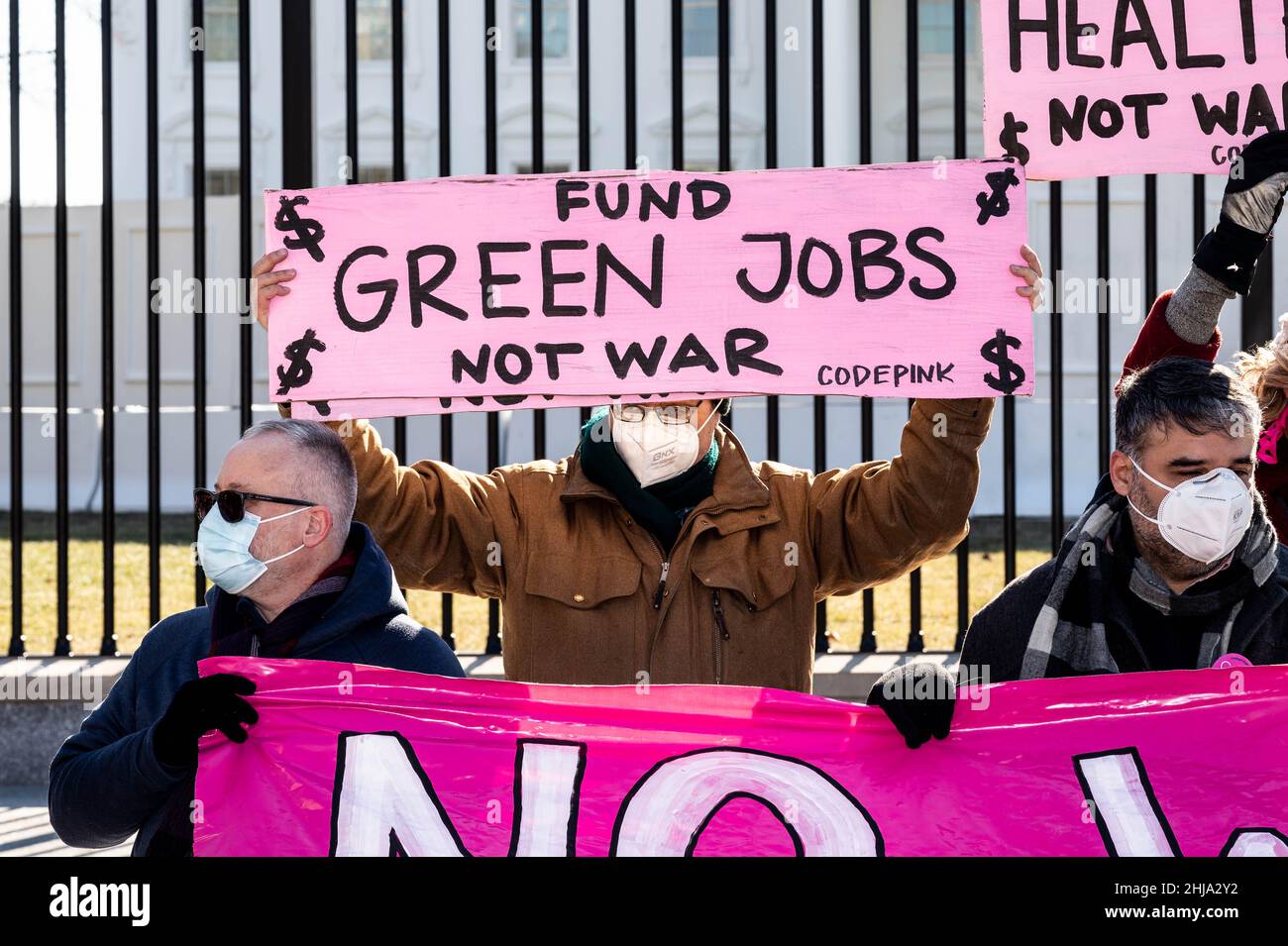 Un manifestant tient un écriteau disant « financer des emplois verts, pas la guerre » lors d'un rassemblement contre la guerre avec la Russie parrainé par plusieurs groupes dont CODEBINK: Women for Peace, Black Alliance for Peace, ANSWER et Maryland Peace action à la Maison Blanche. Banque D'Images