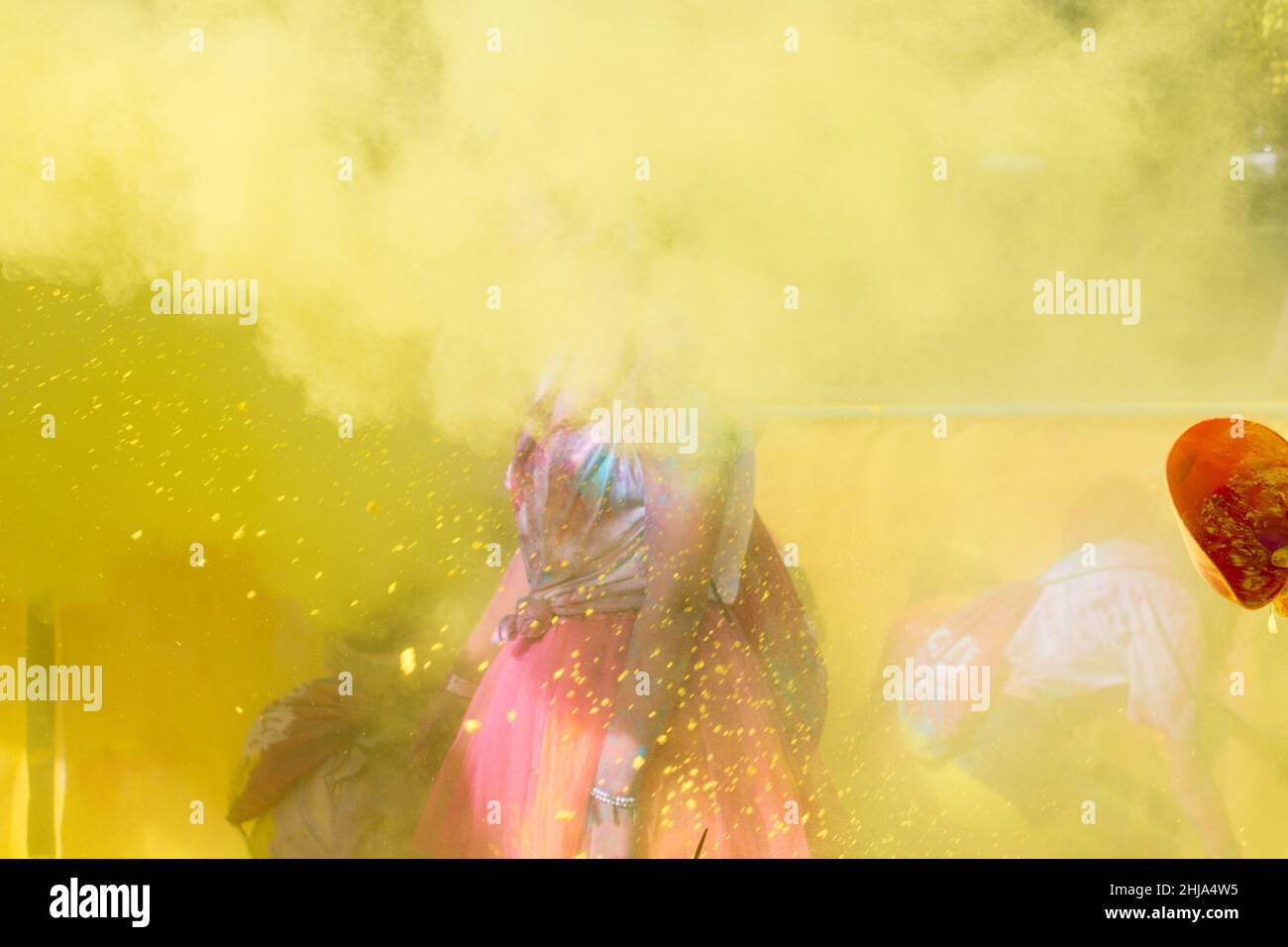 Valence, Espagne - 27 avril 2019: Figure d'une femme méconnaissable parmi la poudre jaune pendant la course 'Holi Life' Banque D'Images