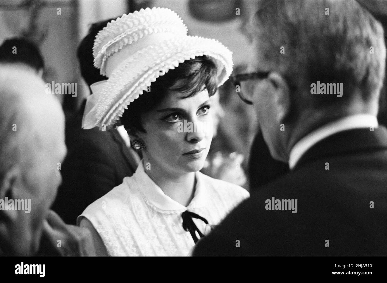 Sir Laurence Olivier, à l'ambassade italienne de Grosvenor Square, Londres, pour recevoir l'accolade théâtrale italienne, le David di Donatello Award, nommé d'après le David de Donatello, et décerné par l'Académie du cinéma italien, jeudi 30th mai 1963.Le prix a été remis par l'actrice italienne Gina Lollobrigida, elle a survolé spécialement pour l'occasion.Notre photo montre ...Gina Lollobrigida avec Laurence Olivier, retour à la caméra. Banque D'Images
