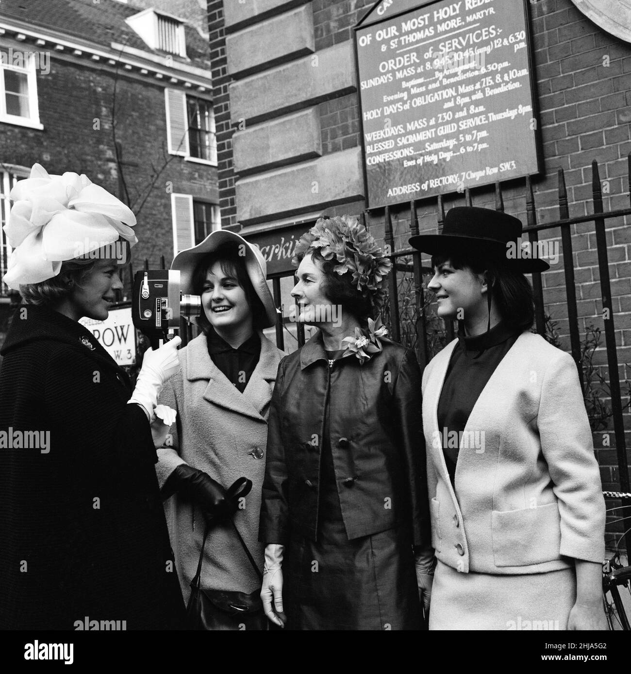 Le mariage de Lady Judith Pakenham et Alexander John Kazantzis à l'église de notre très Saint Rédempteur et de St Thomas More, Chelsea.Lady Antonia Fraser (à gauche), la sœur des épouses, photographie ses sœurs Rachel et Catherine et leur mère Lady Longford.26th février 1963. Banque D'Images