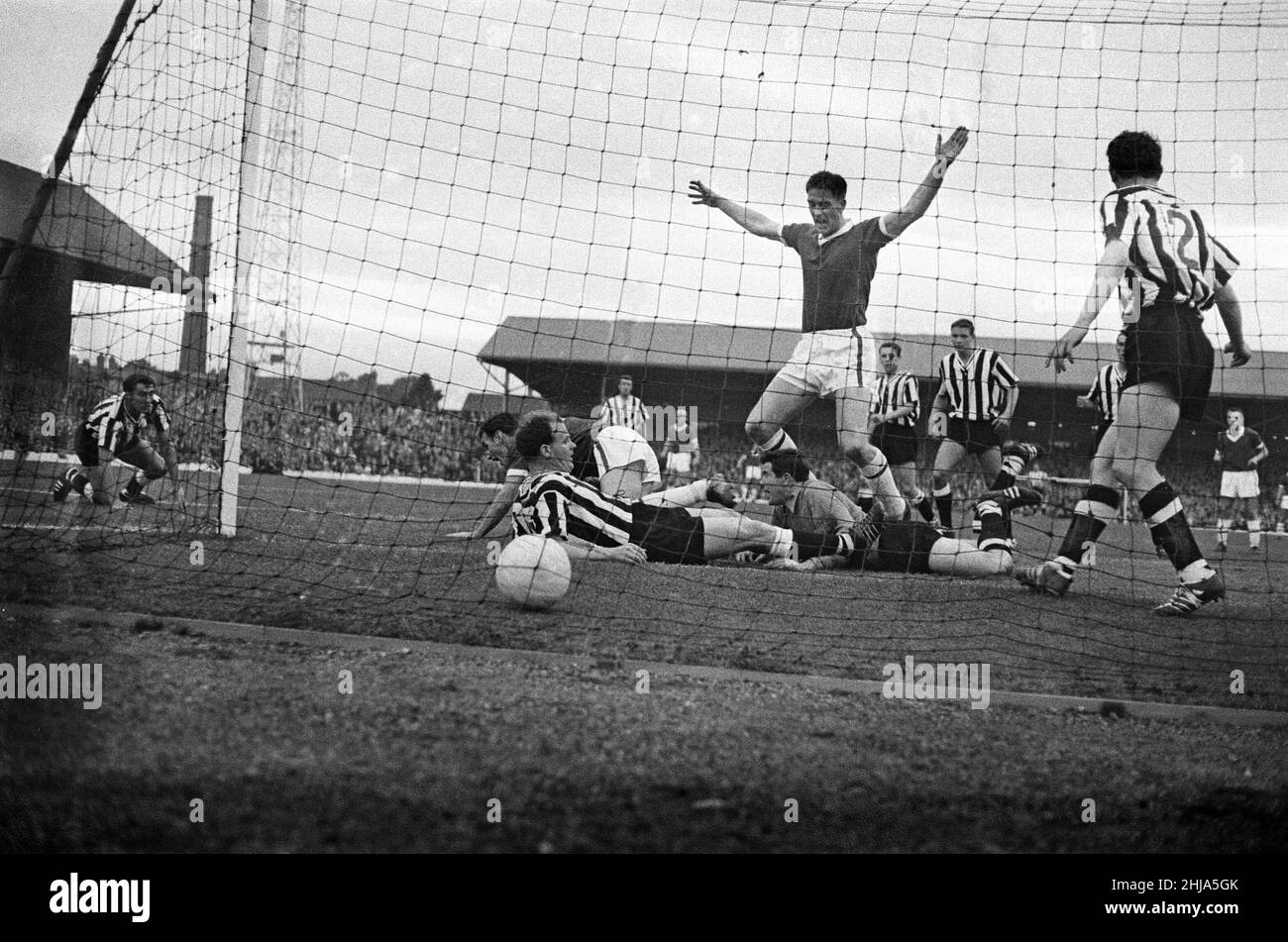 Middlesbrough contre Newcastle United.C'est le premier des quatre buts de Middlesbrough contre Newcastle United.Ian Gibson saute pour la joie comme il fend la balle dans le filet comme gardien de but Dave Hollins pose sans défense sur le sol.Ligue Division deux.Score final 4-2 à Middlesbrough.Parc Ayresome, Middlesbrough.22nd août 1962. Banque D'Images