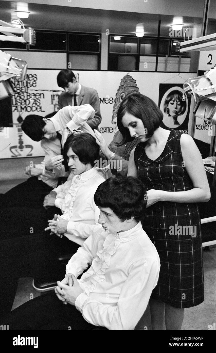Les membres du groupe pop britannique The Kinks ont leurs cheveux stylisés dans un salon.Dave Davies et Pete Quaife.12th juin 1964. Banque D'Images