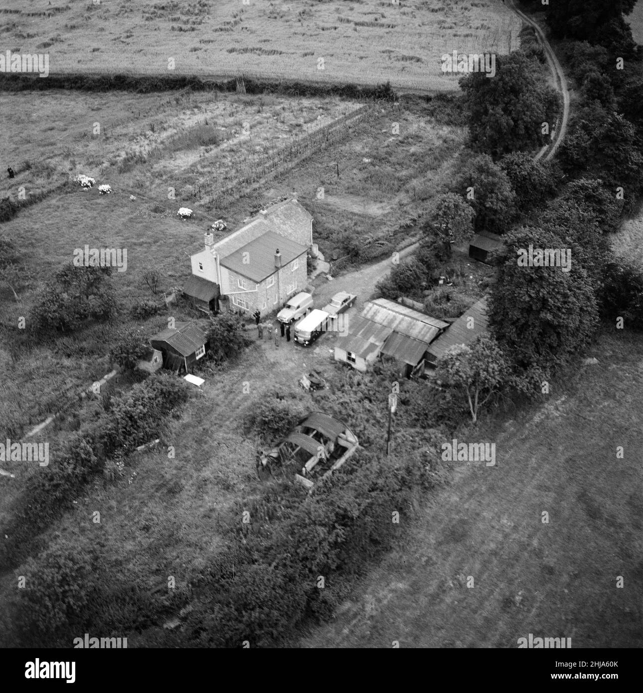 Leatherslade Farm, entre Oakley et Brill dans Buckinghamshire, refuge utilisé par les gangs, à 27 miles de la scène du crime, mardi 13th août 1963.Notre image montre ... vue aérienne de ferme éloignée dans Buckinghamshire utilisé comme refuge par gang dans les suites immédiates de vol.Le grand vol de train de 1963 a été le vol de 2,6 millions de livres d'un train de Royal Mail allant de Glasgow à Londres sur la ligne principale de la côte ouest dans les premières heures du 8th août 1963, au pont de chemin de fer de Bridego, à Ledburn, près de Mentmore dans Buckinghamshire, en Angleterre. Banque D'Images