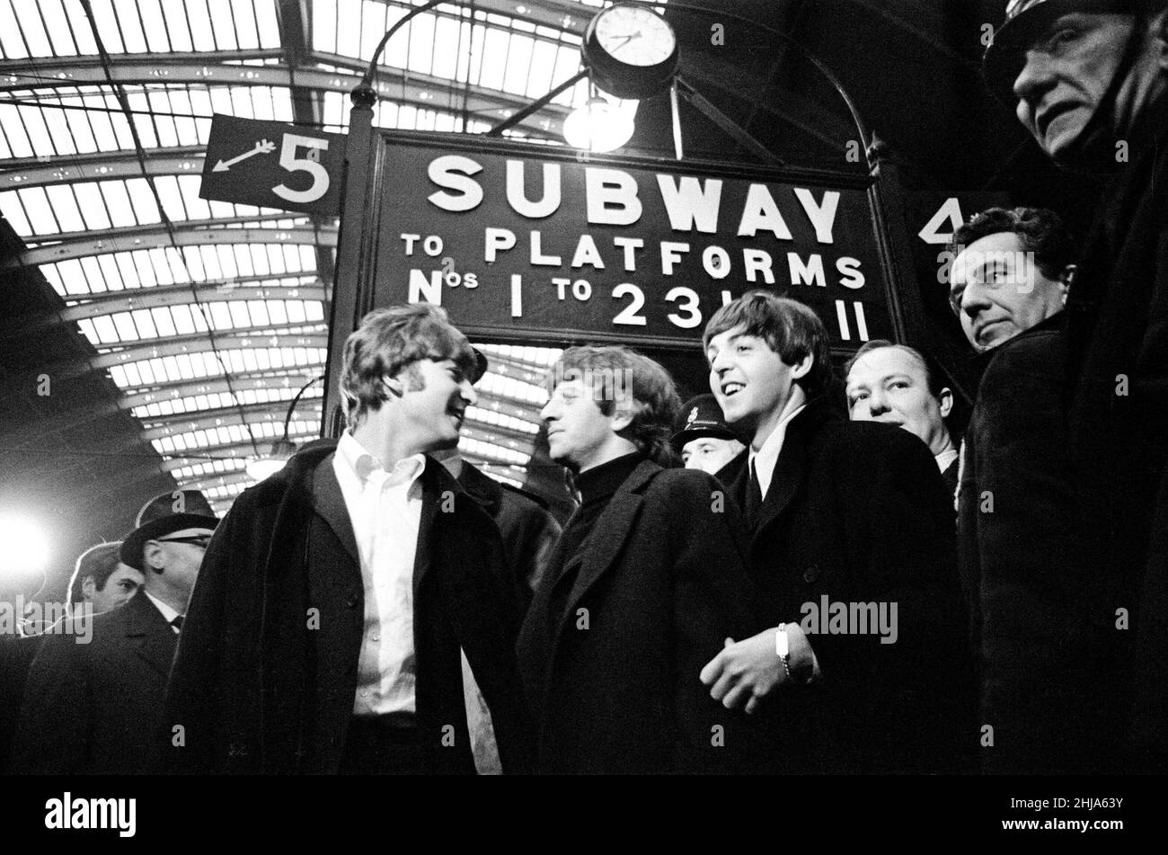 Les Beatles commencent à travailler sur le film "A Hard Day's Night", dans les studios de Twickenham.Tournage à la gare de Paddington, à bord d'un train partant.6,43pm.Photos de John Lennon, Ringo Starr et Paul McCartney photo prise le 2nd mars 1964. Banque D'Images